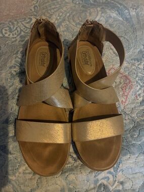 Comfortiva Metallic Tan-ish/Gold Cross-Strap Women's Sandals